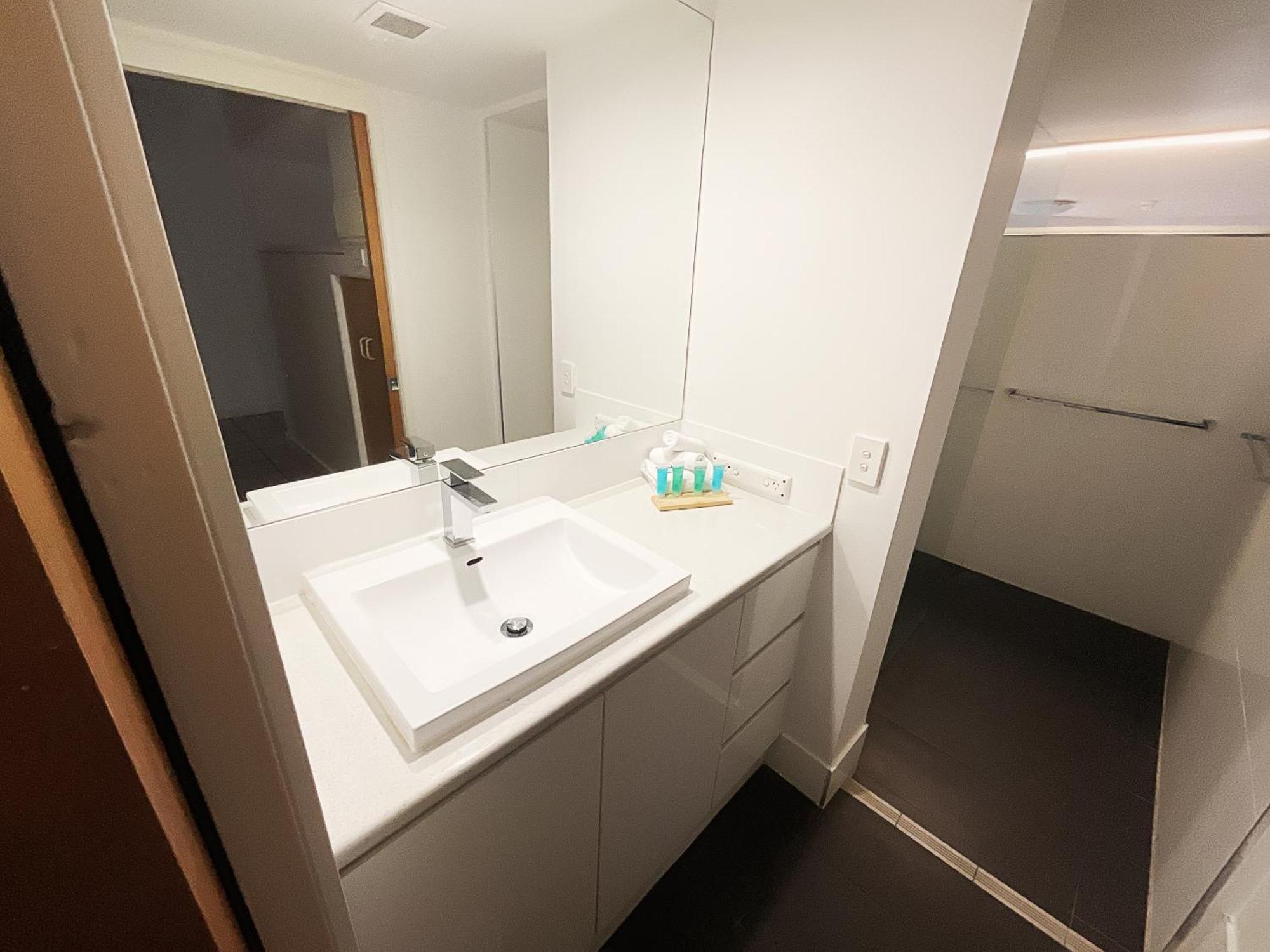 Tiki Hotel Apartments Surfers Paradise Gold Coast Eksteriør billede