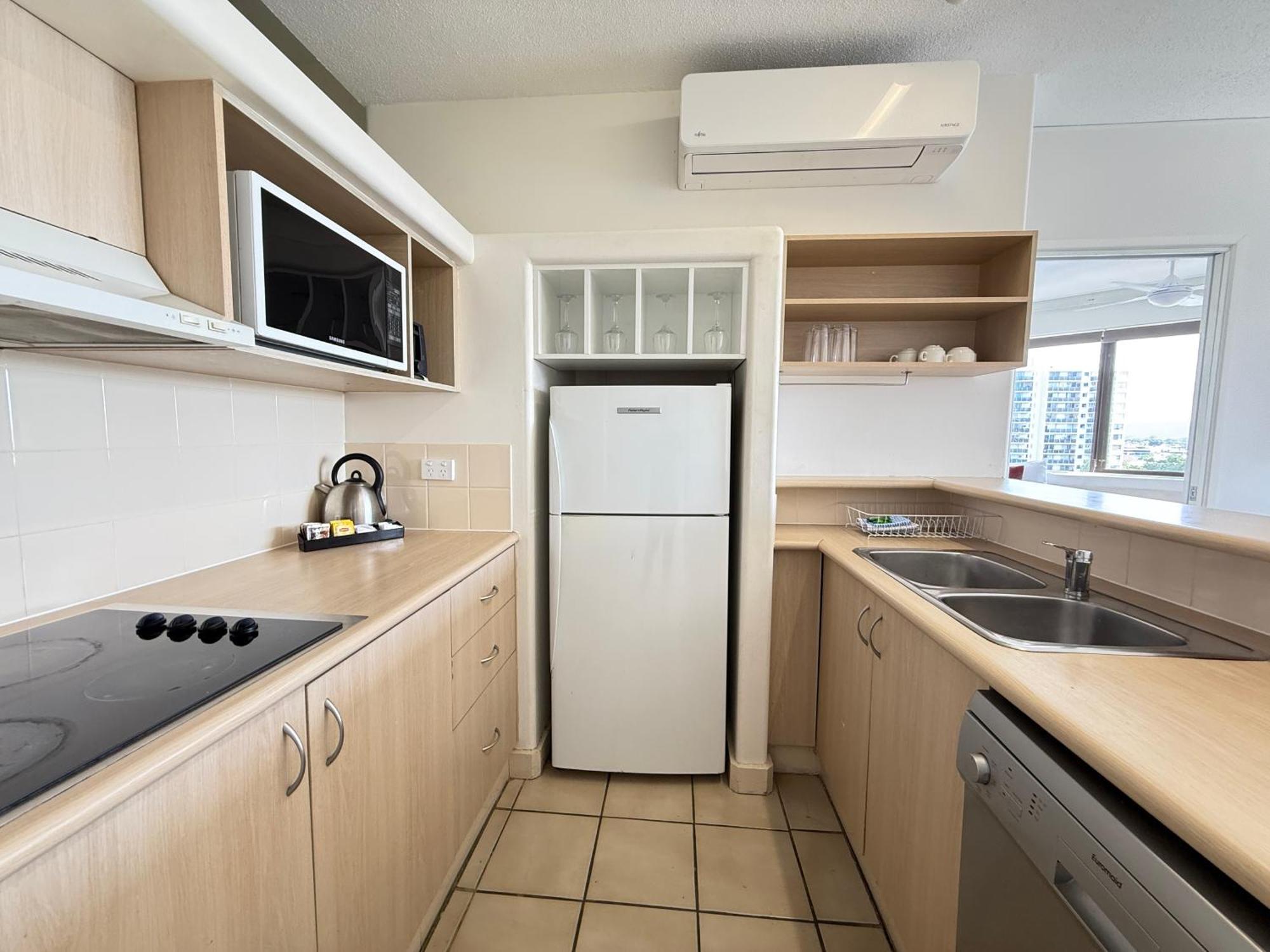 Tiki Hotel Apartments Surfers Paradise Gold Coast Eksteriør billede