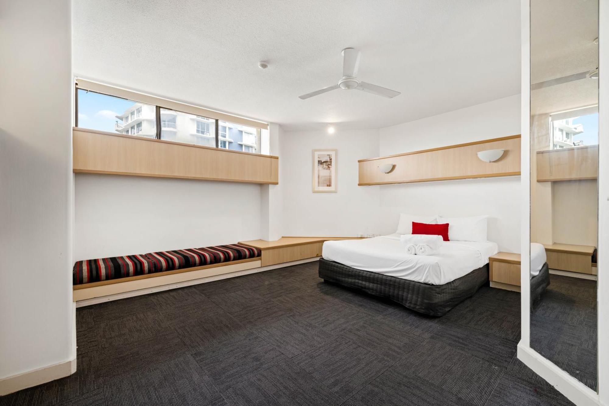 Tiki Hotel Apartments Surfers Paradise Gold Coast Eksteriør billede