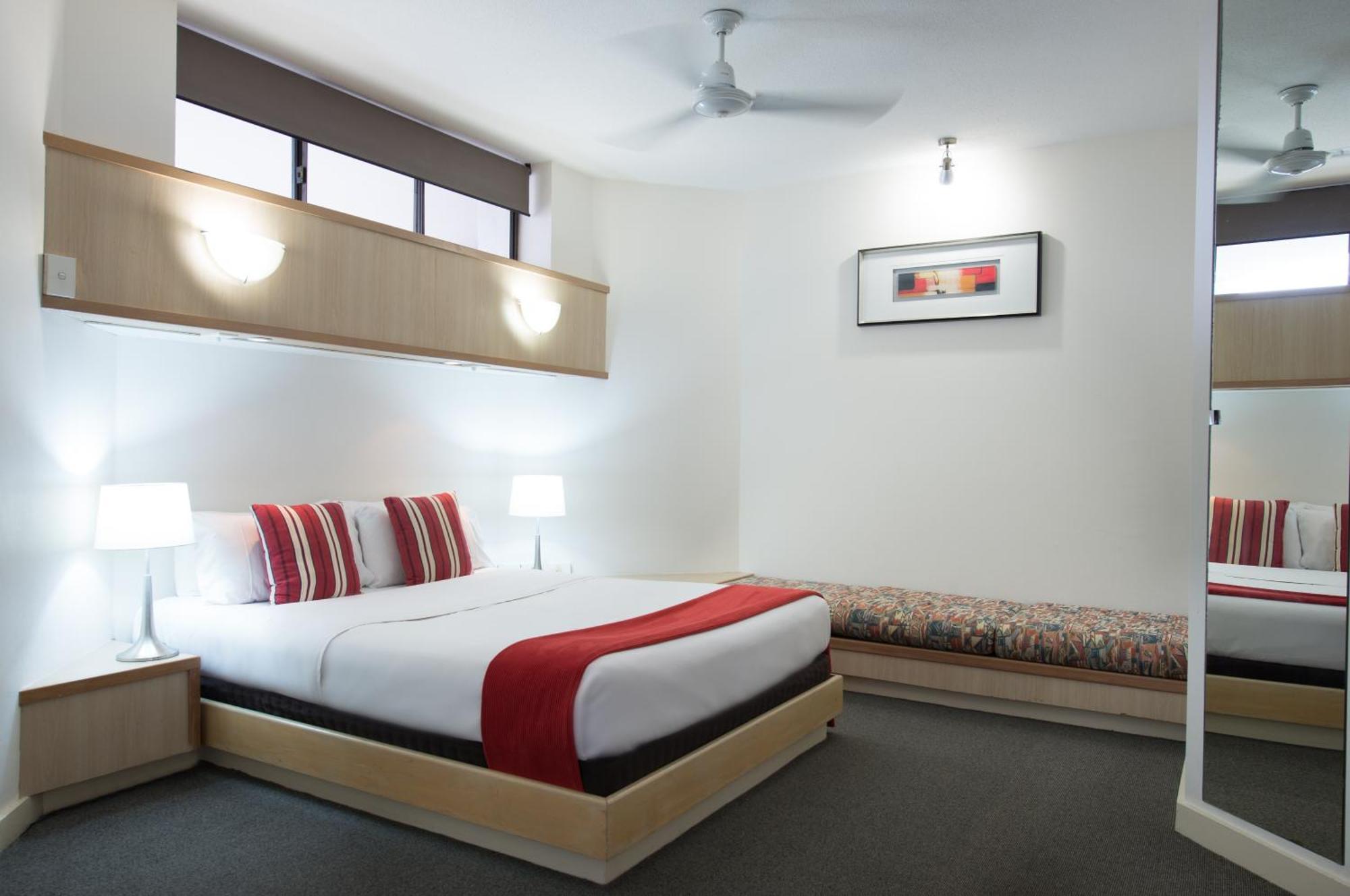 Tiki Hotel Apartments Surfers Paradise Gold Coast Eksteriør billede
