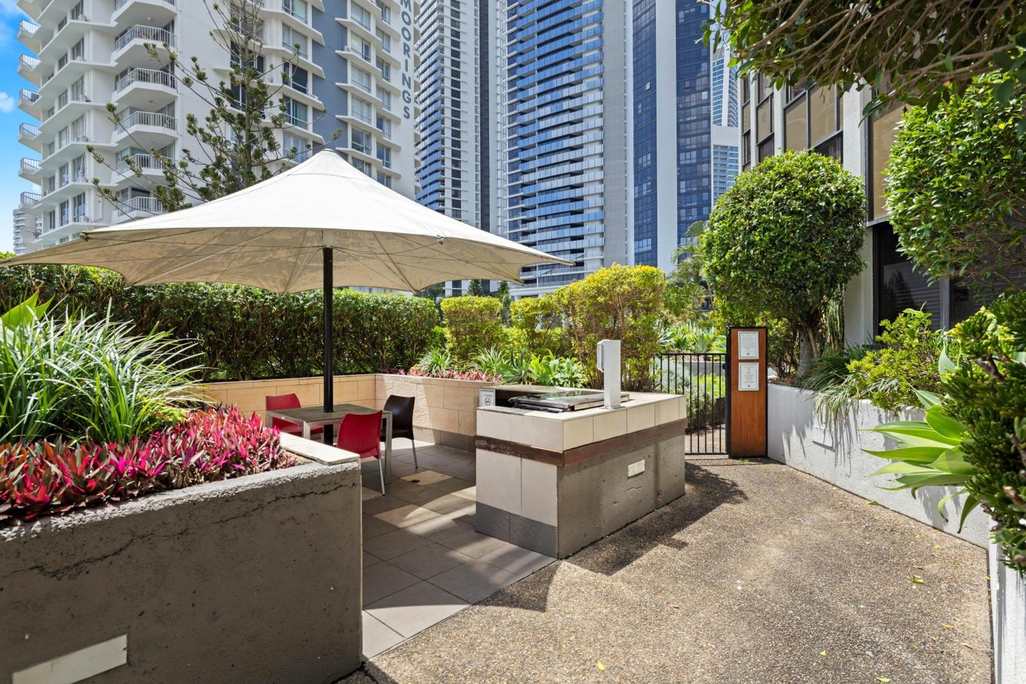 Tiki Hotel Apartments Surfers Paradise Gold Coast Eksteriør billede