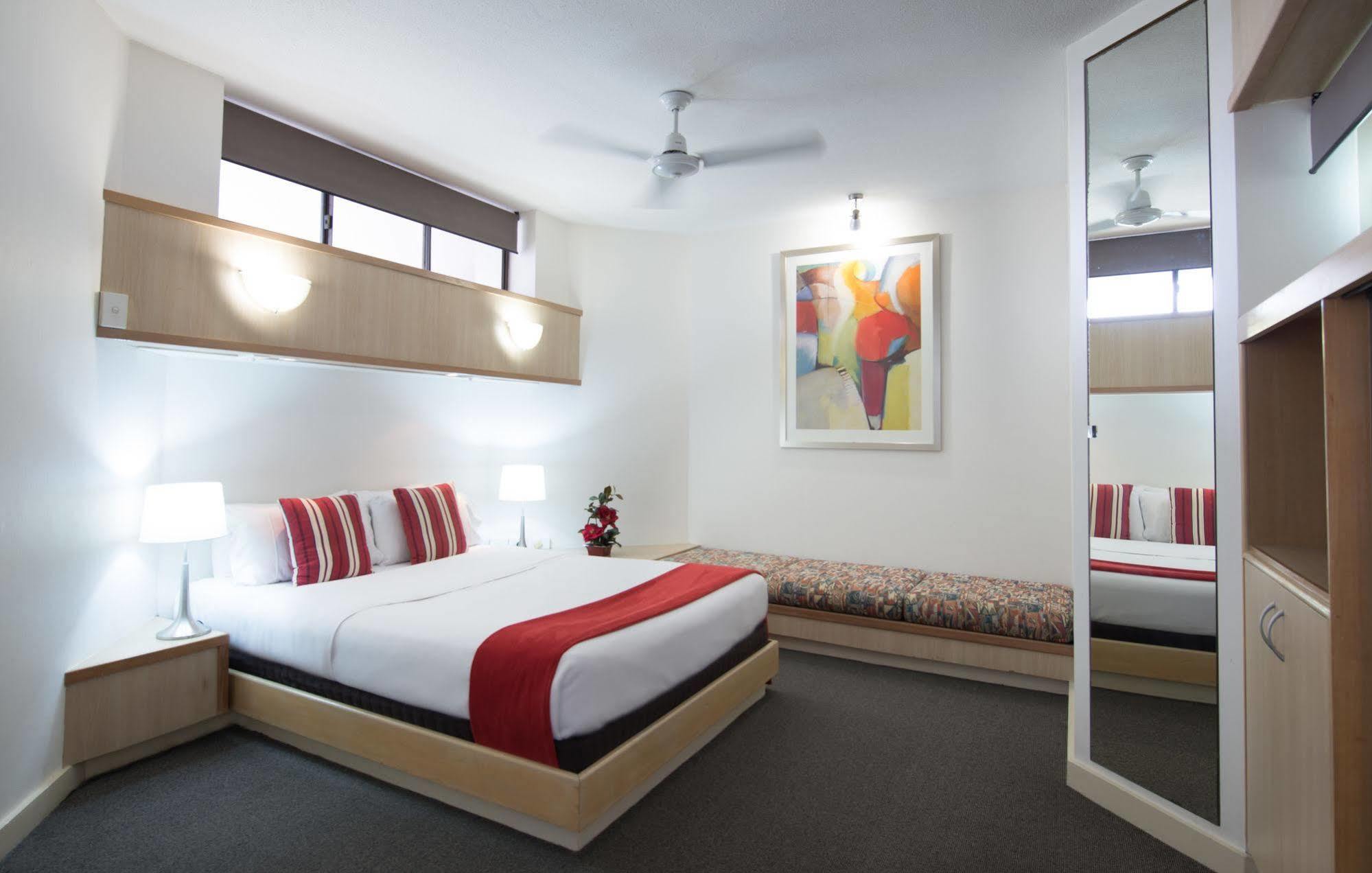 Tiki Hotel Apartments Surfers Paradise Gold Coast Eksteriør billede